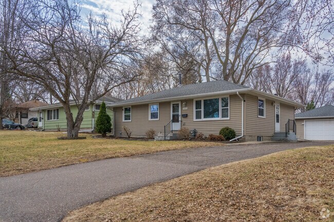 Ranch style homes in the Broadway neighborhood have detached garages.