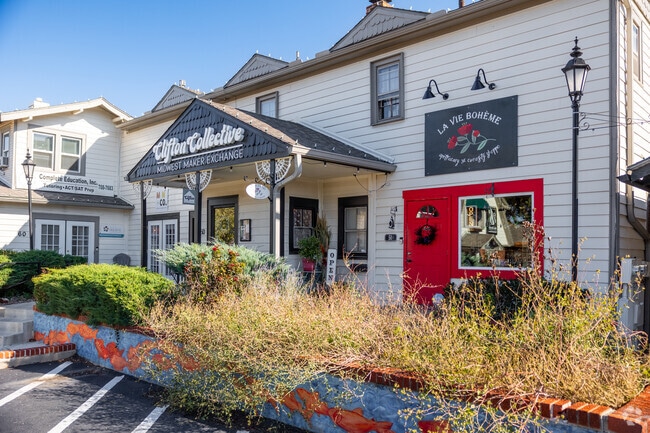 Hilltop is located near all the shops in College Hill.