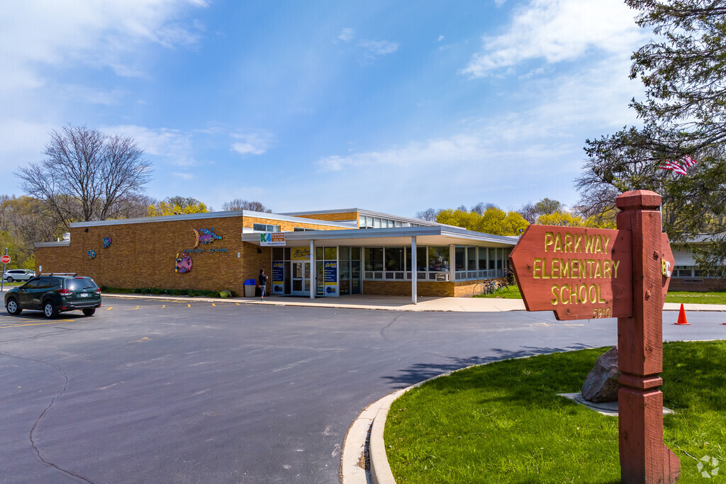 The entry of Parkway Elementary School in Glendale.