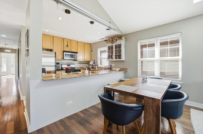 639 W Elm St, Chicago, IL 60610 - photo 5