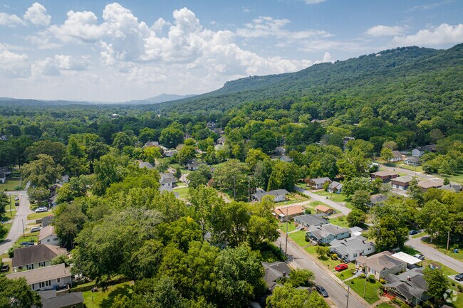 St Elmo is seated immediately at the foot of Chattanooga's iconic Lookout Mountain.