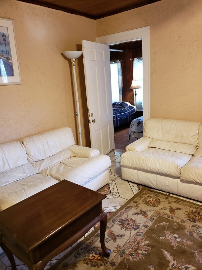 827 Briggs St, West Palm Beach, FL 33405 - photo 4