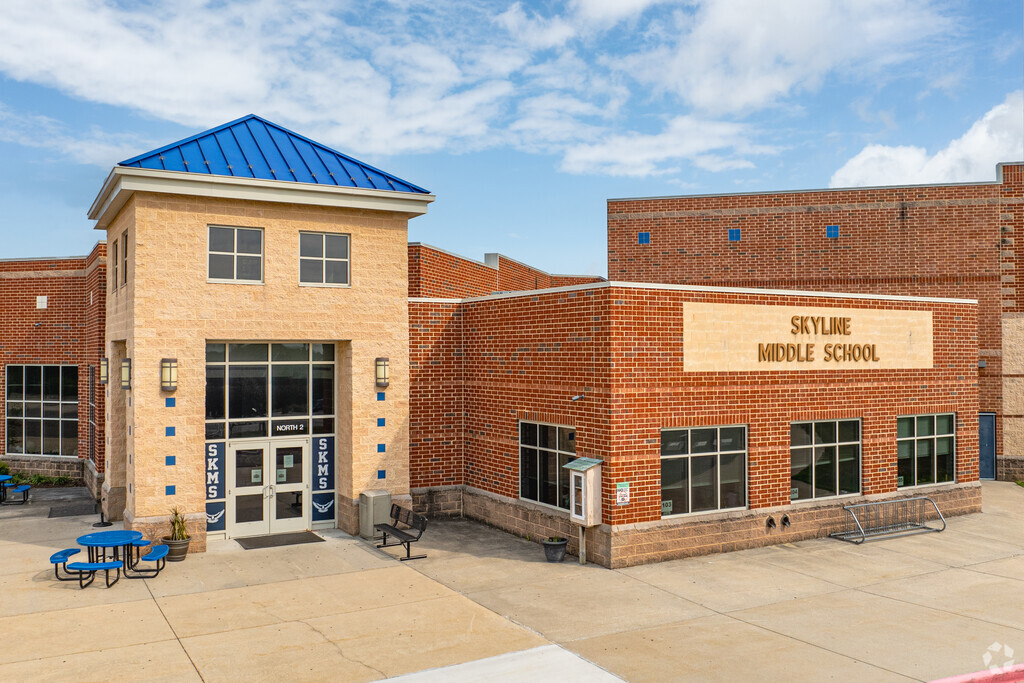 697 students in grades 6-8 attend Skyline Middle School.