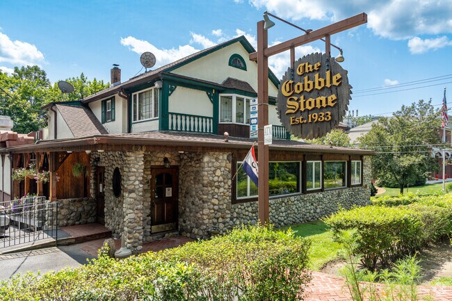 The Cobble Stone offers beers and many classic bar bites in Purchase.