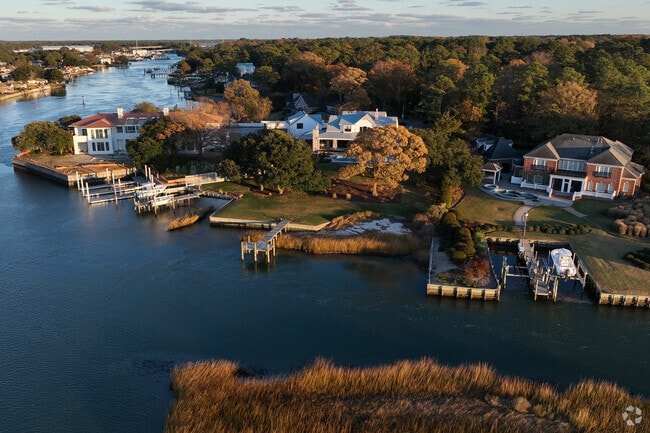 Explore the serene inlet waterways of Broad Bay Island, perfect for boating, and kayaking.