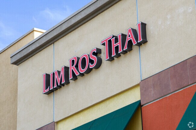 Lim Ros Thai is a local Thai restaurant serving authentic Thai food in the Somerset Highlands