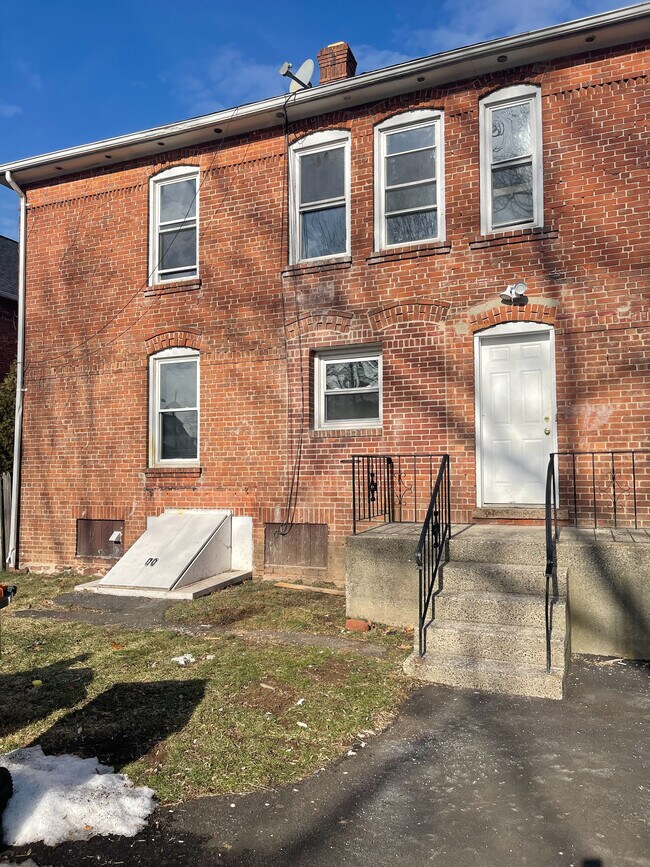 24 Garden St unit 2nd floor, Meriden, CT 06451 - photo 3