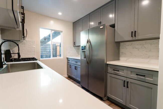 521 N Flores St, West Hollywood, CA 90048 - photo 6