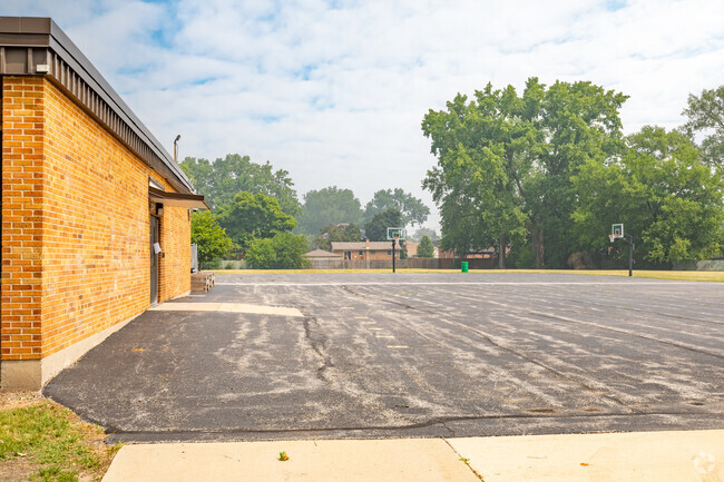 Richard Byrd Elementary School has a student to teacher ratio of 13 to 1.