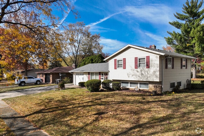 There are several housing styles to choose from in the neighborhood of Brentwood Park.