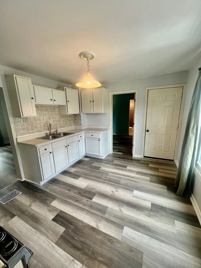 5432 25th Ave unit Upper, Kenosha, WI 53140 - photo 4