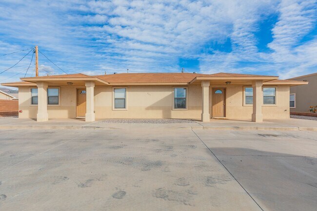 711 S Florida Ave unit 711 S Florida Ave Un, Alamogordo, NM 88310 - photo 2