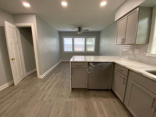 KITCHEN (DINING AREA)