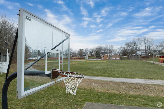 JR Smith Park's amenities include a basketball court.