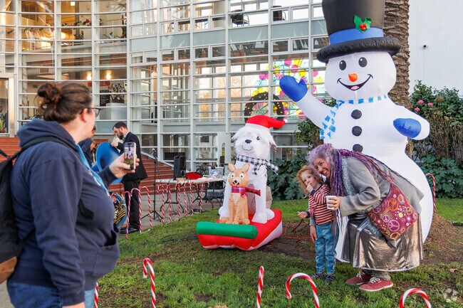 Emeryville’s Tree Lighting offers bike decorating, live music, and festive selfie spots.