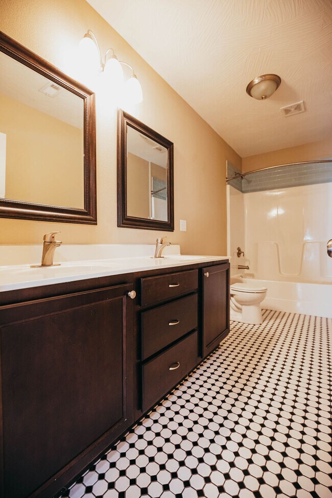 Walnut Home - Behind Greek Row!, Springfield, MO 65806 - photo 6