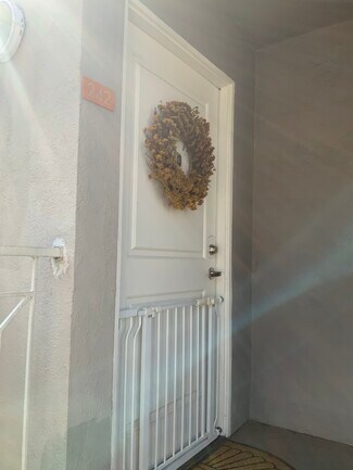 355 N Maple St Unit 242, Burbank, CA 91505
