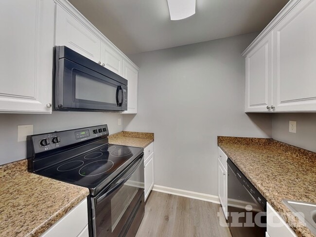 2445 Hillboro Cir S W, Marietta, GA 30064 - photo 6