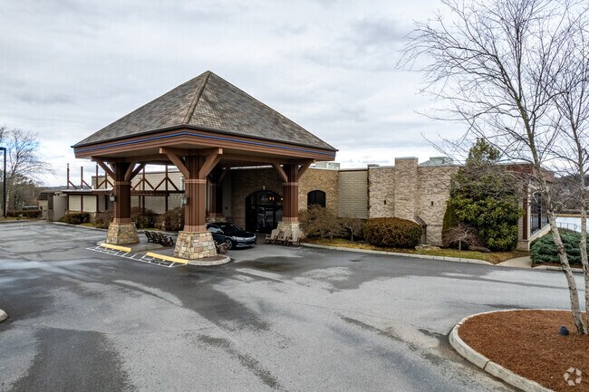 Lakeside Tavern draws Concord locals with fresh seafood and waterfront views.