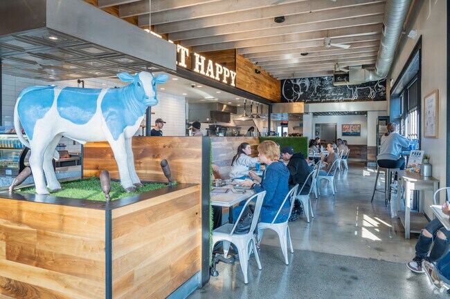 17th Street in Costa Mesa features many dining options, including Mendocino Farms.