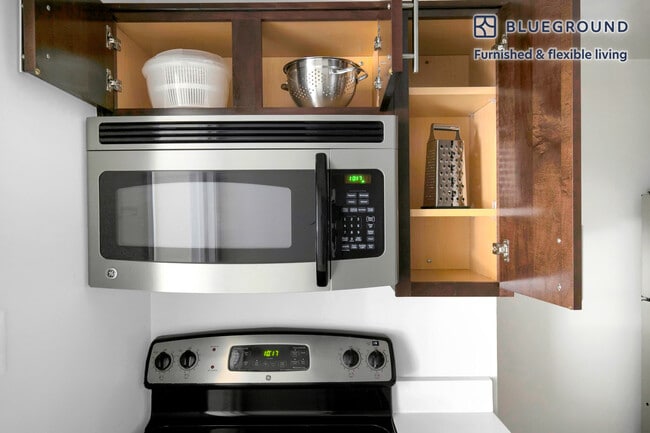 200 E Chestnut St unit FL16-ID623, Chicago, IL 60611 - photo 7