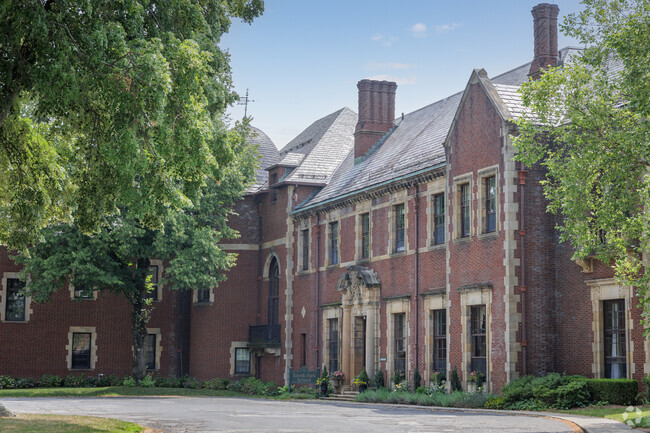 Yearly tuition at the Tuxedo Park School is $43,940.