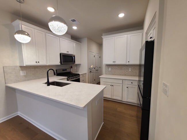 622 Sadie Cir, New Brunswick, NJ 08901 - photo 6