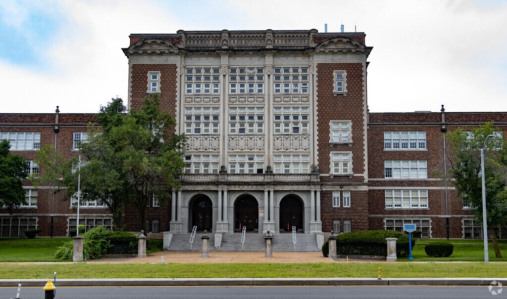 Beaumont Cte High School building in Greater Ville.