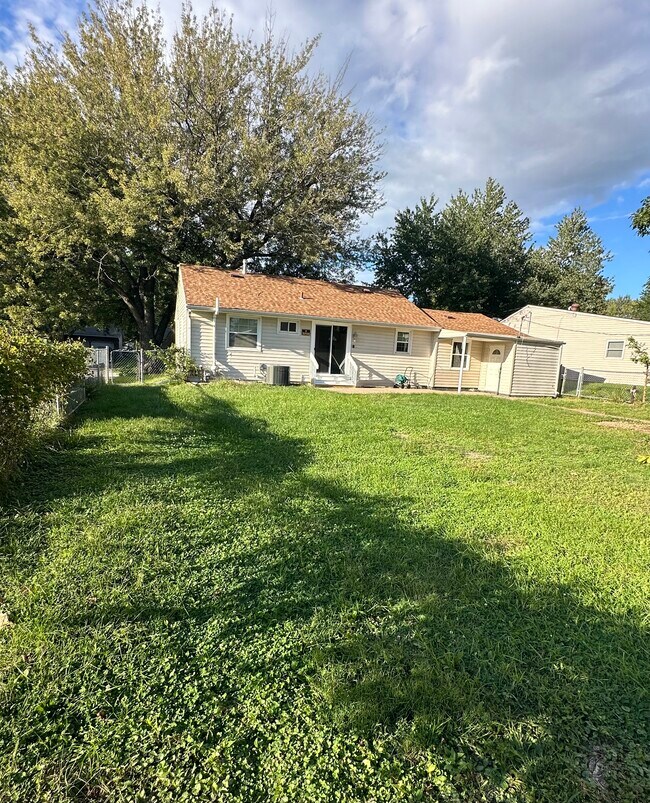 1444 Dodge St, Le Claire, IA 52753