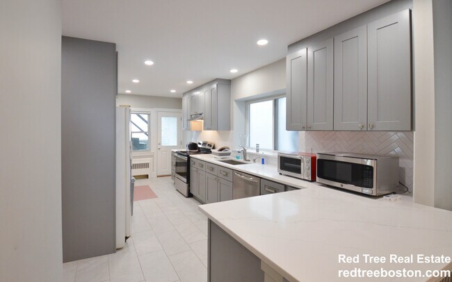 142 Salisbury Rd unit 1, Brookline, MA 02445 - photo 4