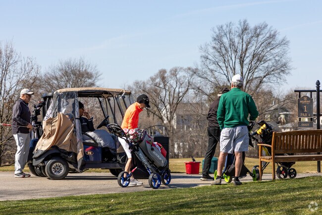 Belmont residents frequent the local Belmont Golf Club.