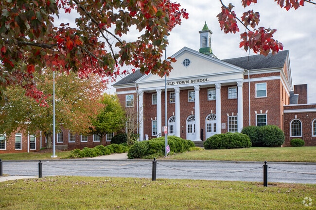 Old Town Elementary provides early education near Stonewall-Salemtowne.