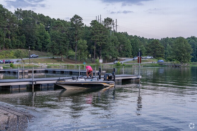 Waverly Terrace is only a few blocks away from Lake Oliver which feature a boat lauch.