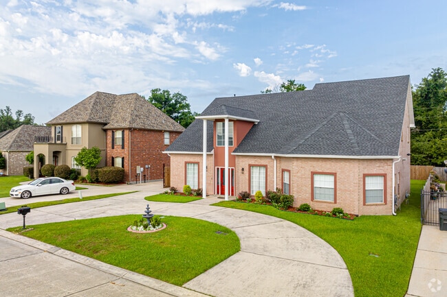 New contemporary estate houses are popular in St. Rose.