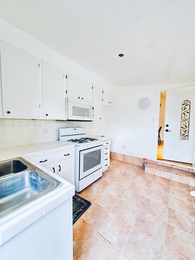 7231 Vanalden Ave unit 7231 Vanalden, Reseda, CA 91335 - photo 2