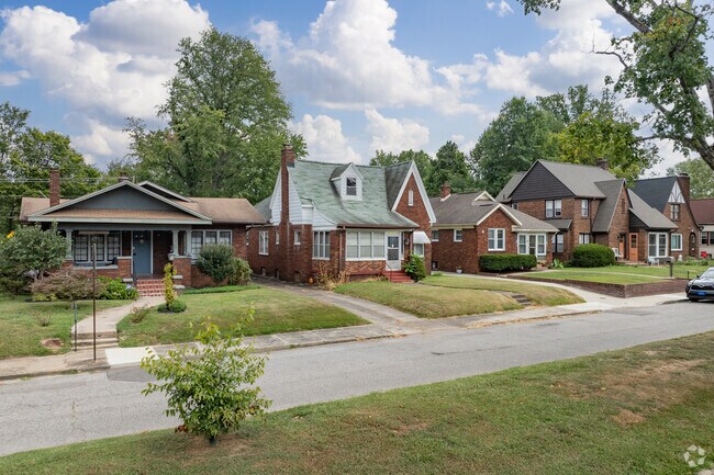 Different architectural styles are abundant in the Akin Park neighborhood.