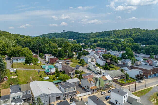 The rolling hills of Shuylkill Valley surround the Jalappa neighborhood.