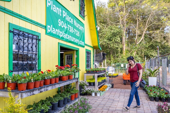 Plant Place Nursery offers landscaping plants and supplies in Charter Point, Jacksonville.