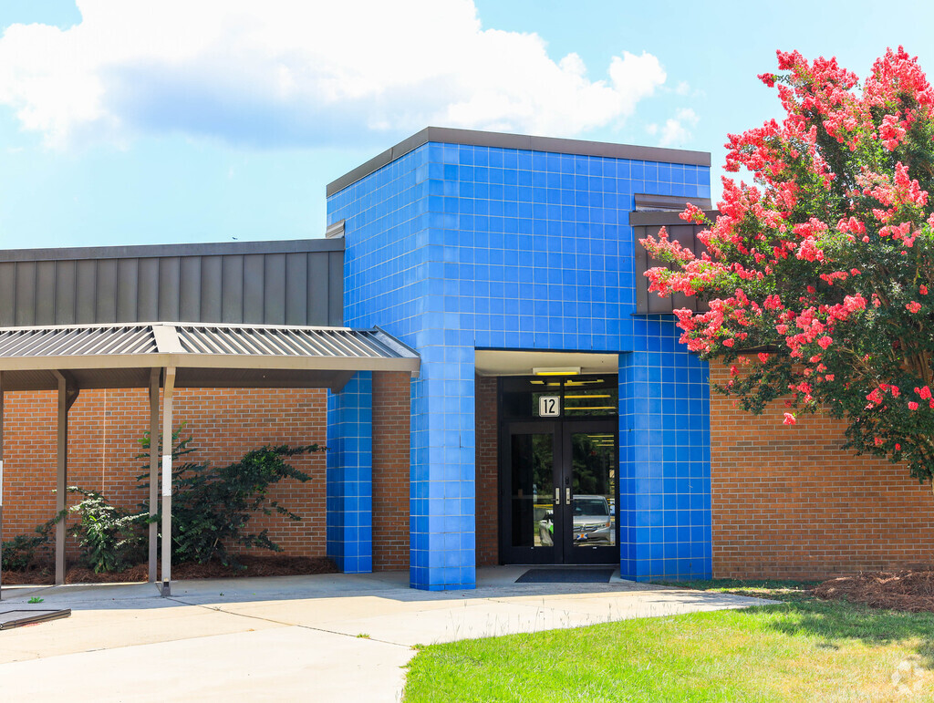Chapin Elementary School is a public option for Chapin children.