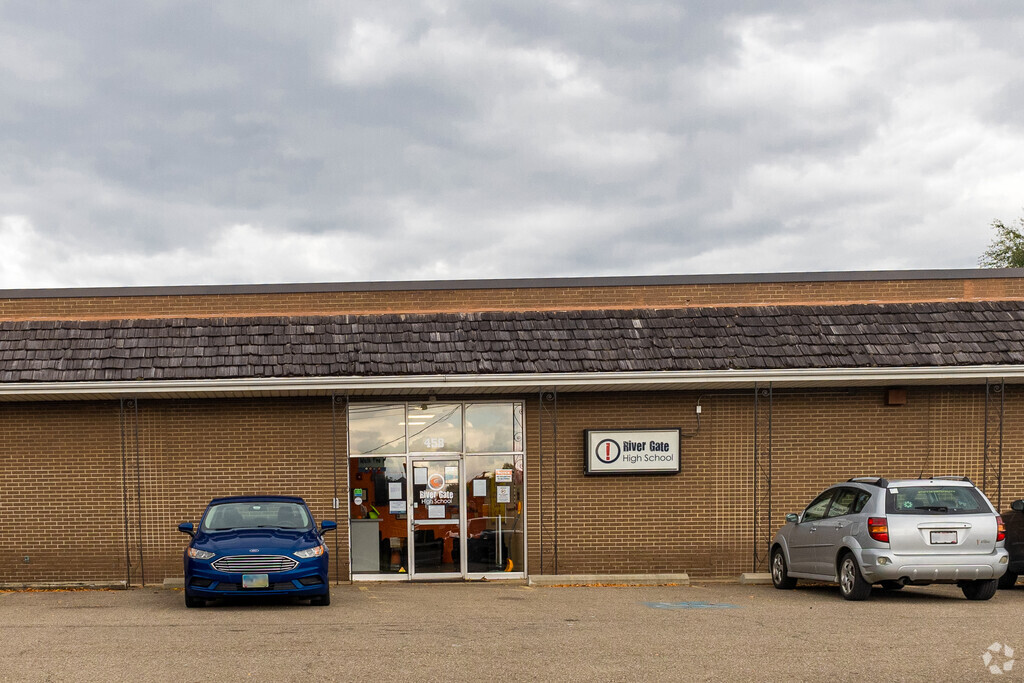 River Gate High School provides education in the neighborhood of 
Trumbull County