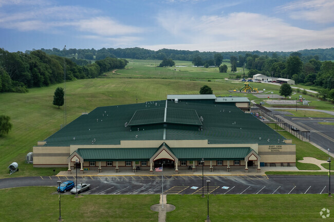 East View Elementary School has 462 students in attendance.