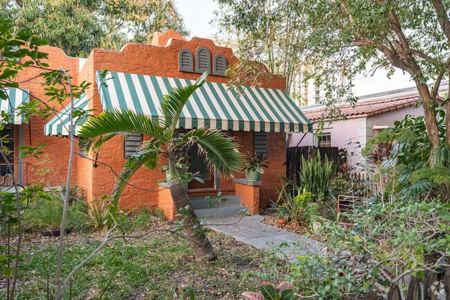 Few Parkside homes still have awnings to shelter from the rain.