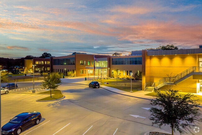 Nette Shultz Elementary School has a student-teacher ratio of 13 to 1.