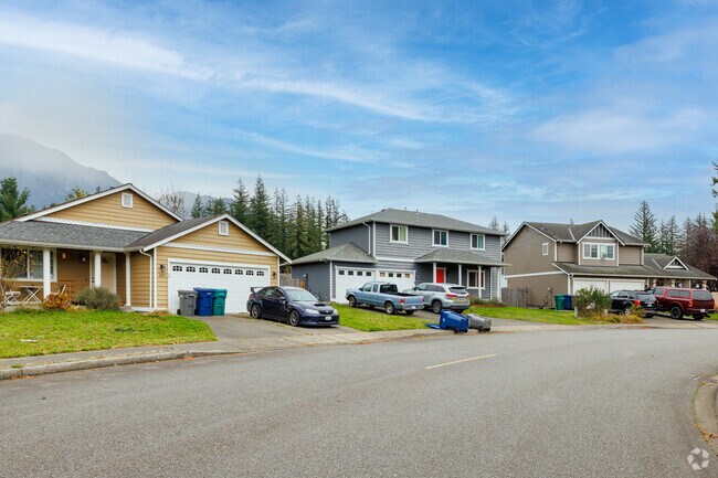 Newer-built homes are found throughout the Creekside neighborhood.