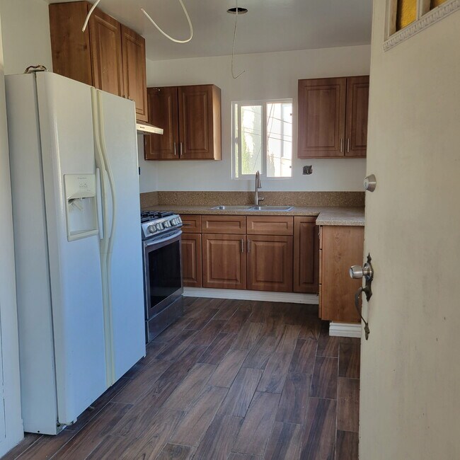 Kitchen w stove and fridge