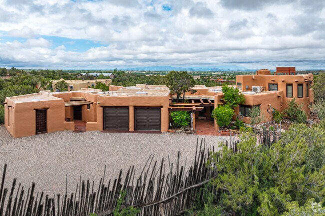 Near North homes put you minutes from galleries, eateries, and Santa Fe Plaza vibes.