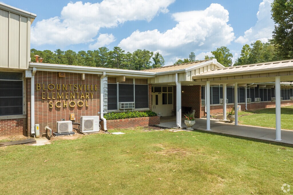 Blountsville Elementary School is located at 260 Page St, Blountsville, AL 35031.