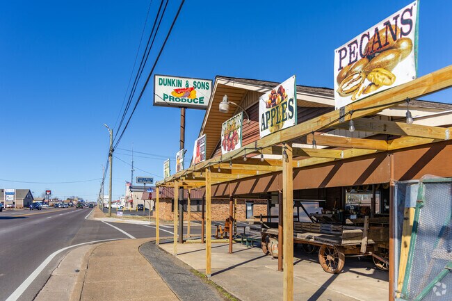 Dunkin's Market offers fresh local produce and Amish goods in Lawrenceburg.