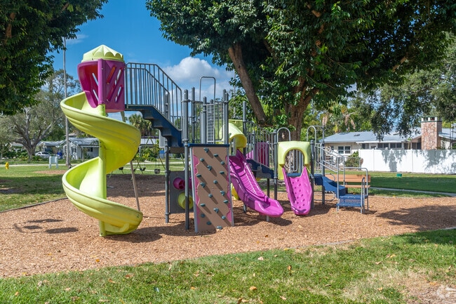 There is a great playground with a corkscrew slide at Jefferson Park in Fort Myers.