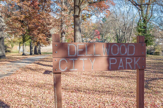 Dellwood City Park, located in the heart of Dellwood, offers visitors a range of amenities.